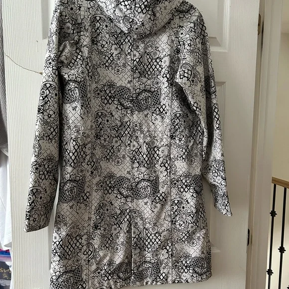 Beautiful Lululemon jacket - Picture 3 of 9